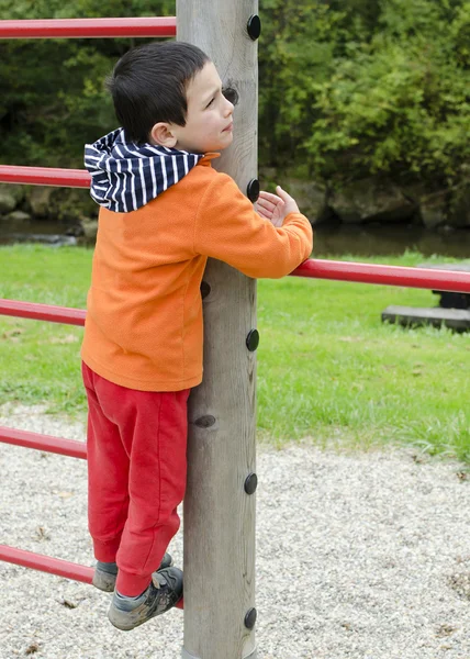 Çocuk parkında tırmanıyor — Stok fotoğraf