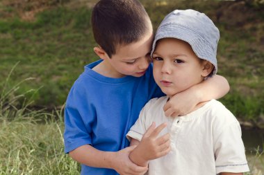 Çocuklar oynarken ve sarılma