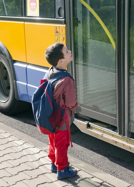 Niño en parada de autobús —  Fotos de Stock