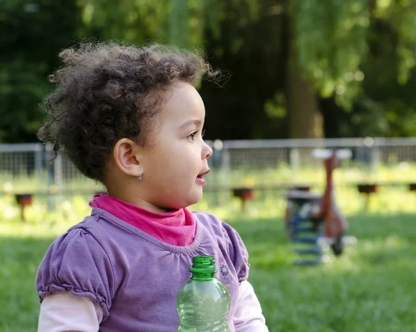 Дитина з пляшкою з водою — стокове фото