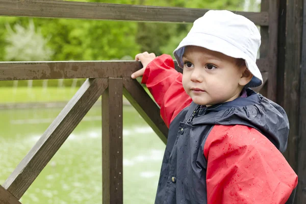 Enfant sous la pluie — Photo