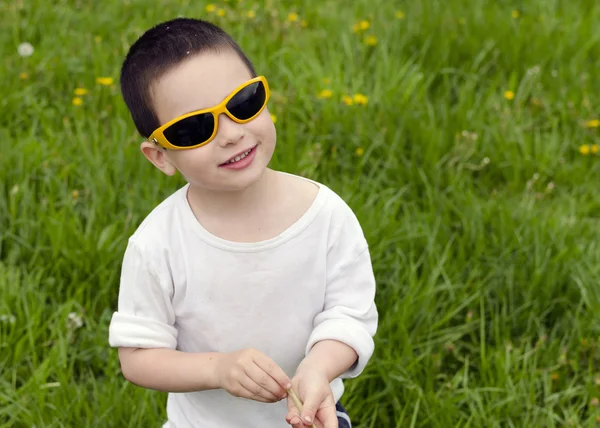 Niño con gafas de sol — Foto de Stock