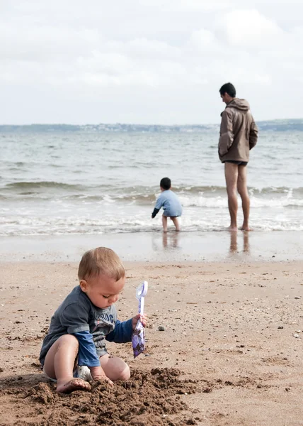 Rodzina na plaży — Zdjęcie stockowe