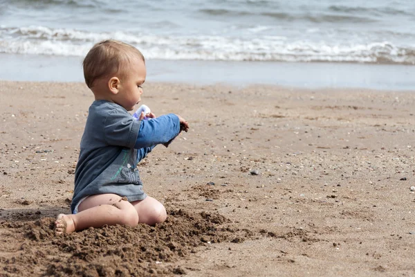 Dziecko bawiące się na plaży — Zdjęcie stockowe
