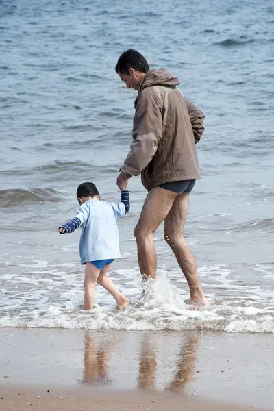 Ojciec i dziecko na plaży — Zdjęcie stockowe