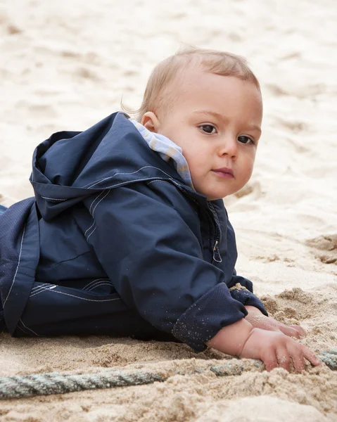 Criança na praia arenosa — Fotografia de Stock