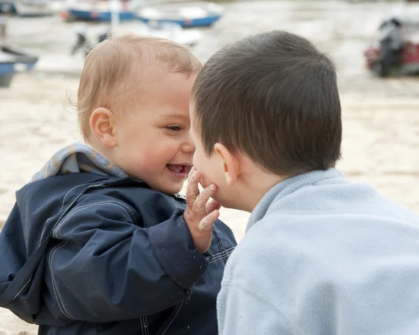 Děti si hrají na pláži — Stock fotografie