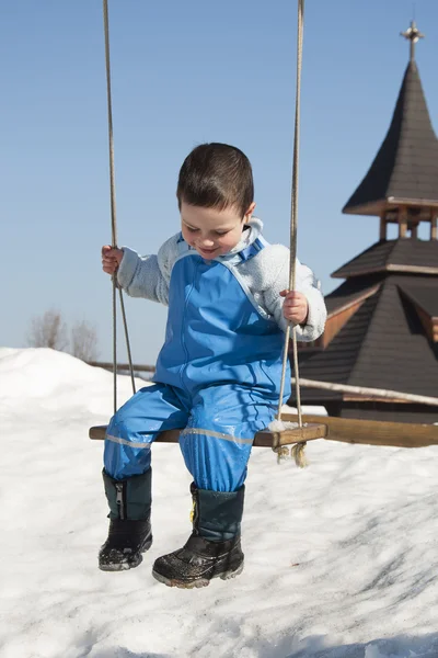 Kind op schommel op winter — Stockfoto