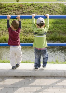 Oynayan çocuklar kardeşler