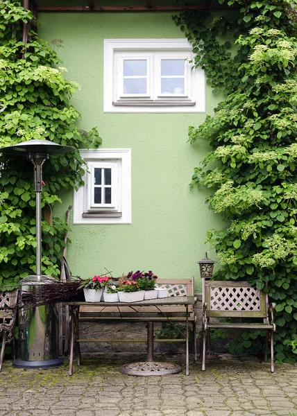 Pátio jardim com mesa e cadeiras — Fotografia de Stock