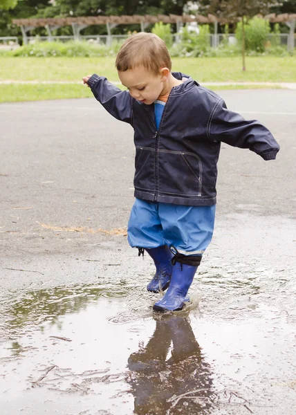 Child in puddle — Stock Photo, Image