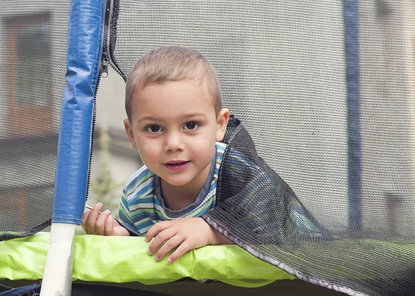 Kind portret op een trampoline — Stockfoto