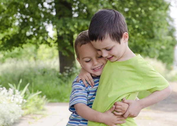 Kinderen spelen en knuffelen — Stockfoto