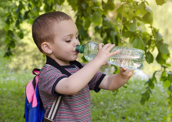 子供飲料水 — ストック写真