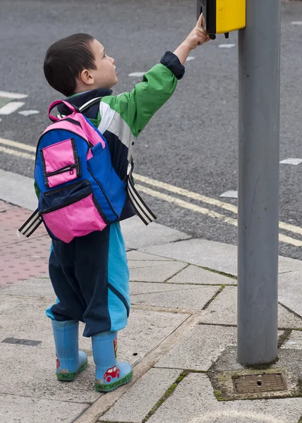 Niño en cruce peatonal —  Fotos de Stock