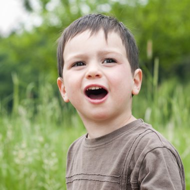 mutlu çocuk açık havada