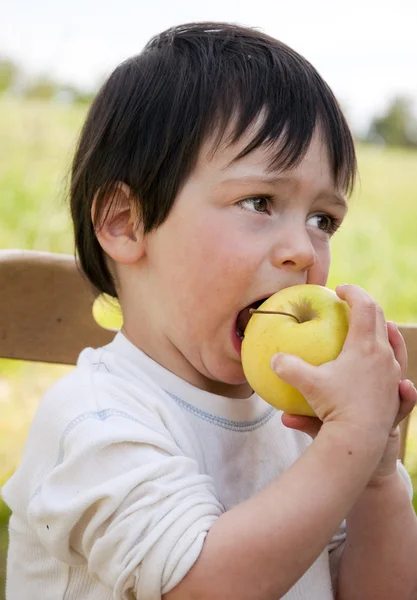 Barn spiser æble - Stock-foto