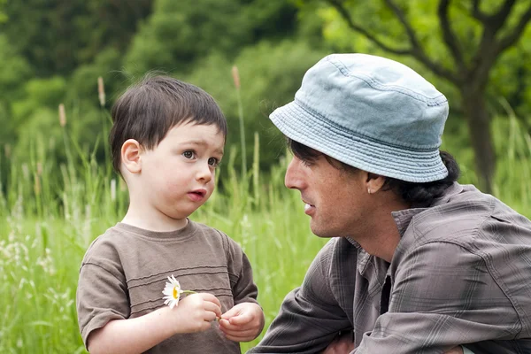 Otec a dítě mluví — Stock fotografie