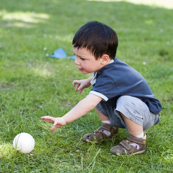 Criança brincando com bola — Fotografia de Stock