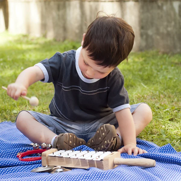 Bambino con strumenti musicali — Foto Stock