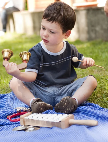 Bambino con strumenti musicali — Foto Stock