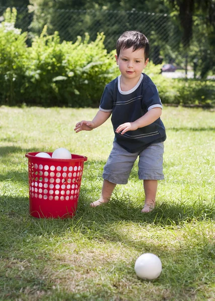 Criança brincando no jardim — Fotografia de Stock
