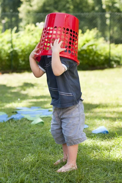 Criança brincando no jardim — Fotografia de Stock