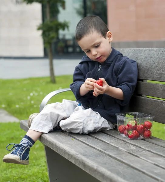 Kind eten aardbei — Stockfoto