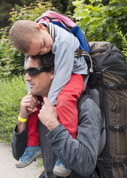 Senderismo con niño, padre llevando niño dormido — Foto de Stock