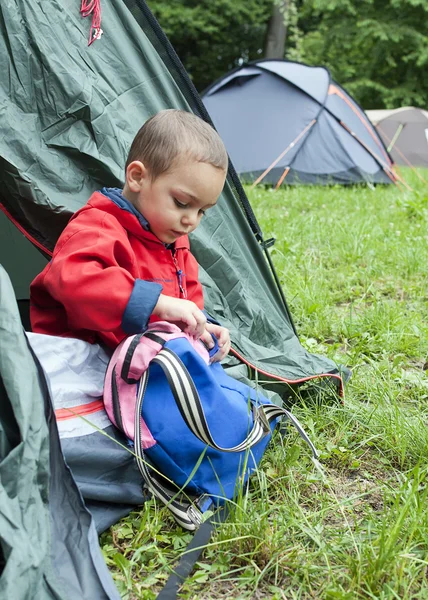 Kind im Zelt auf Campingplatz — Stockfoto