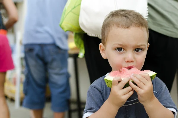 Bambino mangiare anguria — Foto Stock