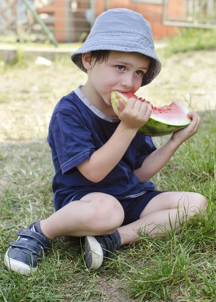 Barnet äta vattenmelon — Stockfoto