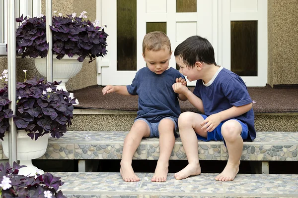 Kinderen op trap thuis — Stockfoto