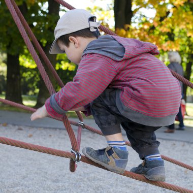 Çocuk parkında tırmanıyor