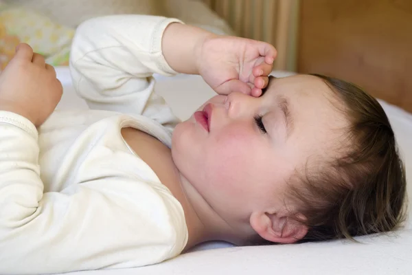 Barnet sover eller vakna — Stockfoto