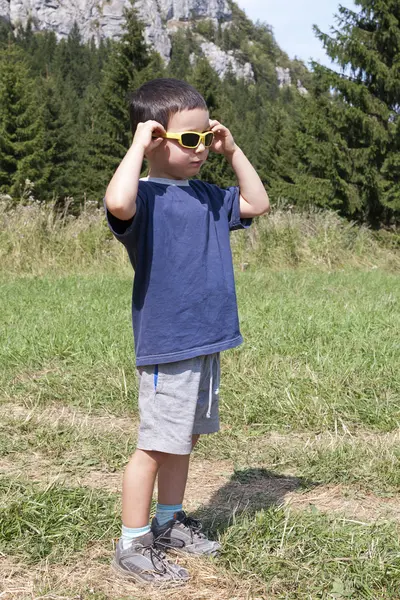 Enfant avec lunettes de soleil — Photo