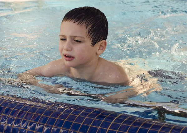 游泳池里的孩子 — 图库照片