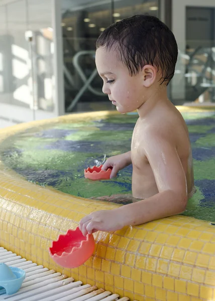 Dziecko grając w basenie — Zdjęcie stockowe