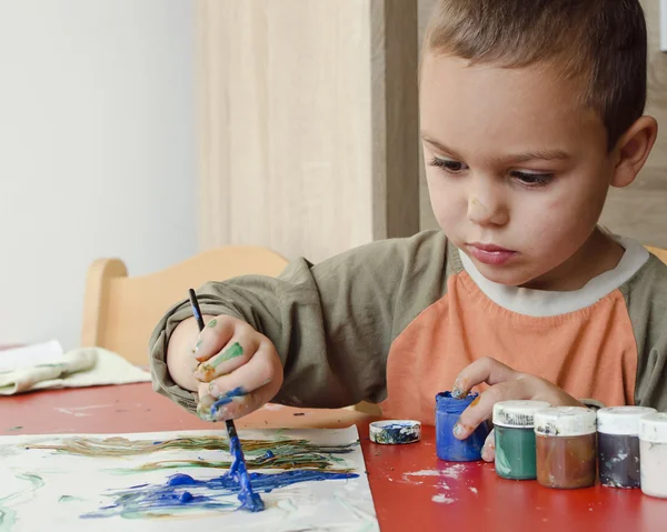 Детская живопись кистью и цветами — стоковое фото