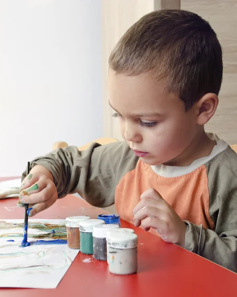 Kind schilderen met het penseel en kleuren — Stockfoto
