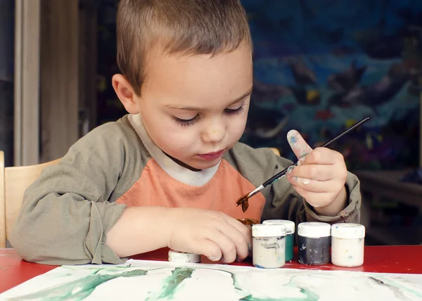 Pittura bambino con pennello — Foto Stock