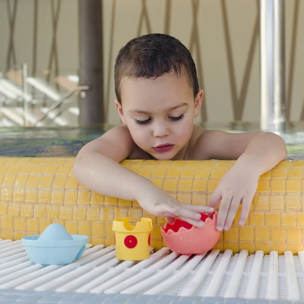 Dítě hrající v bazénu — Stock fotografie