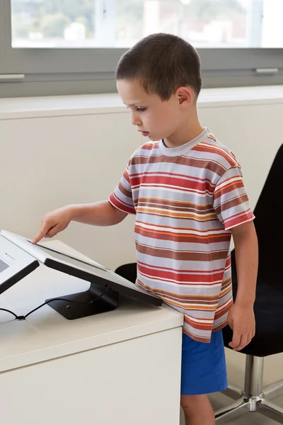 Dziecko dotykając dotykowy ekran komputera — Zdjęcie stockowe