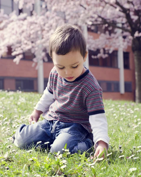Child in spring park — Stock Photo, Image