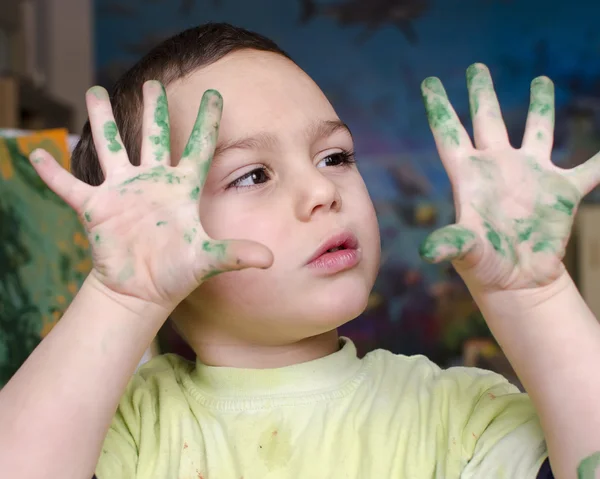 Criança pintura com as mãos — Fotografia de Stock