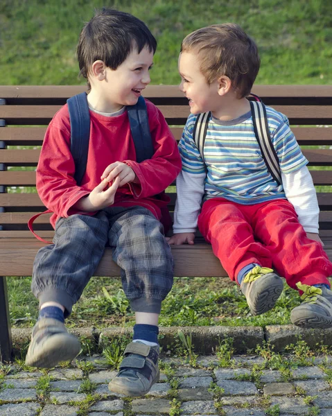 Niños en el banco —  Fotos de Stock