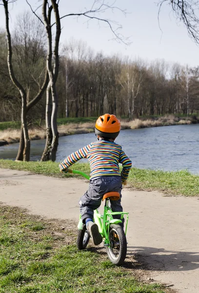 Dítě na kole — Stock fotografie