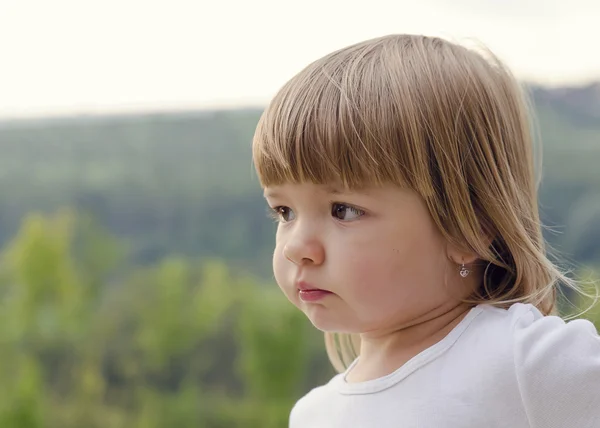 Potrait of a child girl outside — Stock Photo, Image