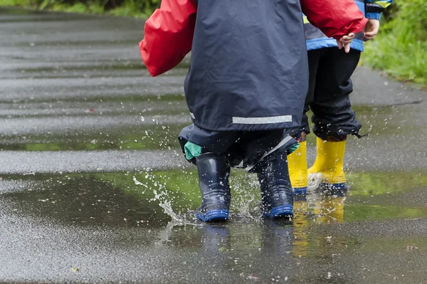 子どもが水たまりにジャンプ — ストック写真