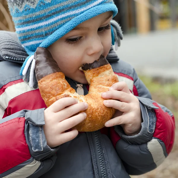 Criança comendo na rua — Fotografia de Stock